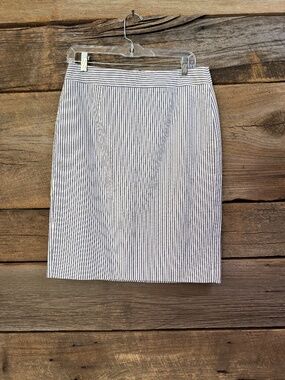 NWT Banana Republic pinstriped seersucker pencil skirt, light blue/white, size 6